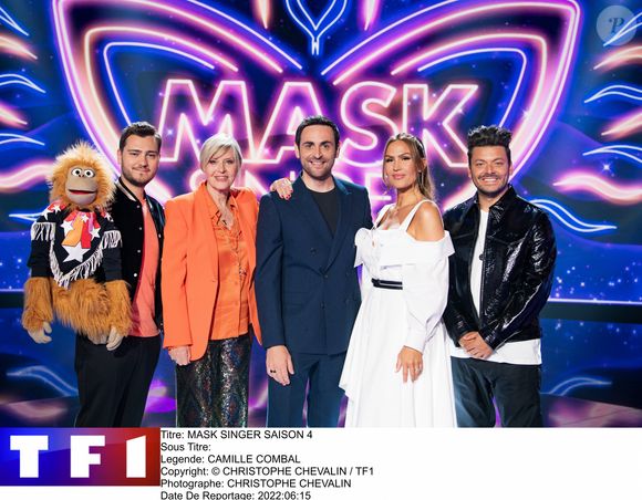 Camille Combal avec les jurés de la saison 4 de "Mask Singer" Jeff Panacloc, Chantal Ladesou, Vitaa et Kev Adams