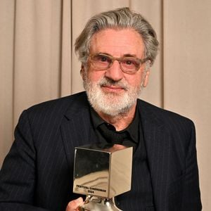 Daniel Auteuil pose avec son prix, après le traditionnel diner à la Petite Maison, lors de la 6ème édition du festival Cinéroman à Nice le 4 octobre 2024.© Domnique Jacovides - Bruno Bebert / Bestimage