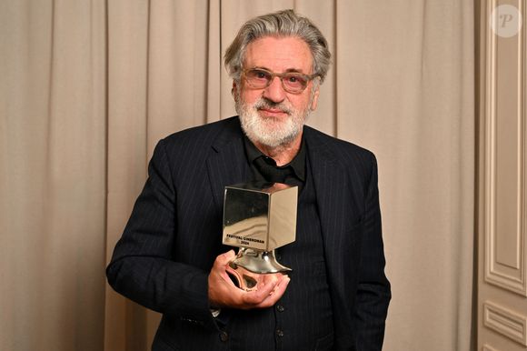 Daniel Auteuil pose avec son prix, après le traditionnel diner à la Petite Maison, lors de la 6ème édition du festival Cinéroman à Nice le 4 octobre 2024.© Domnique Jacovides - Bruno Bebert / Bestimage