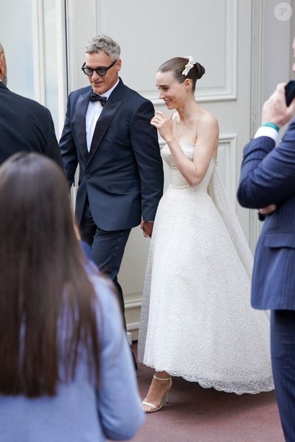 Rooney Mara et Joaquin Phoenix à la sortie de l'hôtel Carlton à Cannes le 16 mai 2025. 
Backgrid USA / Bestimage