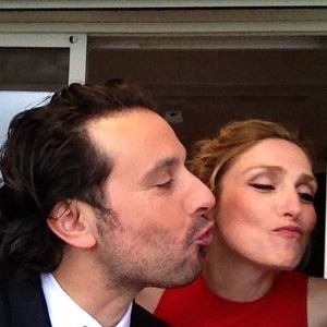 Après s'être remémorée ses souvenirs avec Bruno Salomone, Julie Gayet a eu une pensée émue pour ses proches : "Je pense à tous ceux que tu aimais, à ta maman aussi… Je garderai ton sourire".

Capture d'écran Instagram de Julie Gayet.