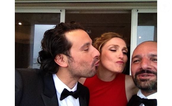 Après s'être remémorée ses souvenirs avec Bruno Salomone, Julie Gayet a eu une pensée émue pour ses proches : "Je pense à tous ceux que tu aimais, à ta maman aussi… Je garderai ton sourire".

Capture d'écran Instagram de Julie Gayet.