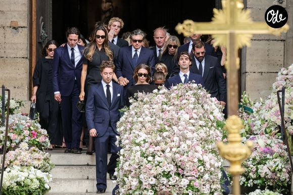 Robert Agostinelli, ses enfants Héloïse Agostinelli, Carlo Agostinelli et les proches de la défunte - Sortie des obsèques de Mathilde Favier en l'église Saint-Sulpice à Paris le 31 aout 2026. © Dominique Jacovides-Cyril Moreau/Bestimage