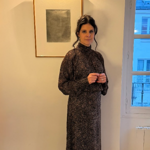 Comme dernièrement en robe longue léopard.

Apolline de Malherbe s'affiche divine en longue robe léopard.