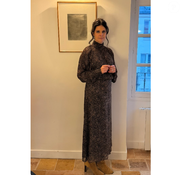 Comme dernièrement en robe longue léopard.

Apolline de Malherbe s'affiche divine en longue robe léopard.