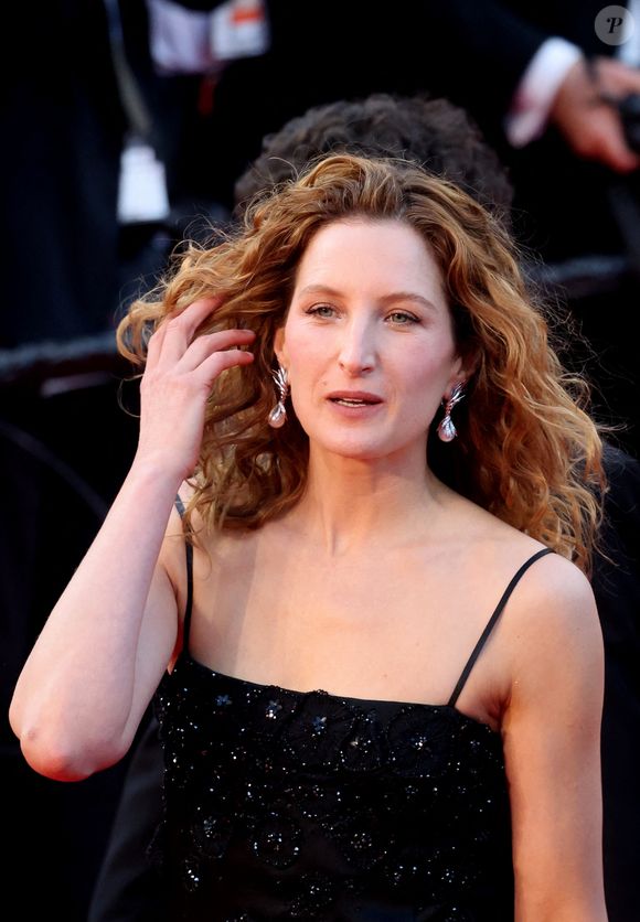Julia Piaton (Bijoux Tasaki) - Montée des marches du film " Histoires parallèles " lors du 79ème Festival International du Film de Cannes, le 14 mai 2026. © Jacovides-Moreau / Bestimage