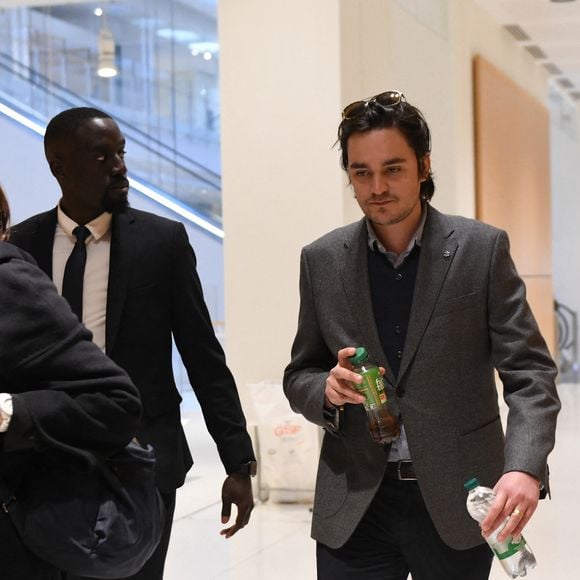 Alain-Fabien Delon et son avocate Florence Watrin arrivent au tribunal correctionnel de Paris pour avoir enregistré et diffusé avec son frère Anthony Delon une conversation de leur sœur, Anouchka, avec leur père, le 5 janvier 2024, à l'époque où les désaccords de la fratrie concernant la santé d'Alain Delon, à Paris, France, le 17 mars 2026. Anthony Delon et Anouchka sont absents. © Clément Prioli/Bestimage