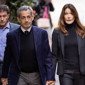 Carla Bruni et Nicolas Sarkozy devant la résidence de ce dernier, avant son départ pour la prison de La Santé où il doit purger une peine de cinq ans de prison pour association de malfaiteurs. Paris, France, le 21 octobre 2025. Photo d’Alexis Jumeau/ABACAPRESS.COM