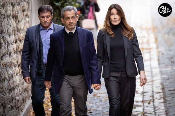 Carla Bruni et Nicolas Sarkozy devant la résidence de ce dernier, avant son départ pour la prison de La Santé où il doit purger une peine de cinq ans de prison pour association de malfaiteurs. Paris, France, le 21 octobre 2025. Photo d’Alexis Jumeau/ABACAPRESS.COM