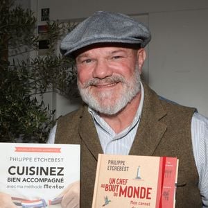 Les Chefs à Saint-Tropez fêtent les producteurs 2026. Philippe Etchebest en dédicace salle Jean Desplas, place des Lices à Saint-Tropez, le 3 mai 2026. © Jean-Marc LhomerBestimage.