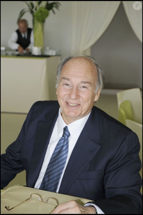 Il s’agit du philanthrope et milliardaire Aga Khan

Le prince Karim Aga Khan - Prix de Diane à Chantilly 
©JULIO PIATTI / BESTIMAGE
