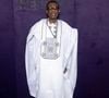 Prévu à 20h30, le concert n’a débuté qu’à 21h54, après de longues files d’attente que les producteurs attribuent notamment à la présence de plus de 4 000 faux billets.

Youssou N’Dour au photocall du défilé Messika Collection Femme Prêt-à-Porter Printemps/Eté 2026 lors de la Fashion Week de Paris (PFW), au Musée des Arts décoratifs, à Paris, France, le 13 octobre 2025. © Olivier Borde/Bestimage