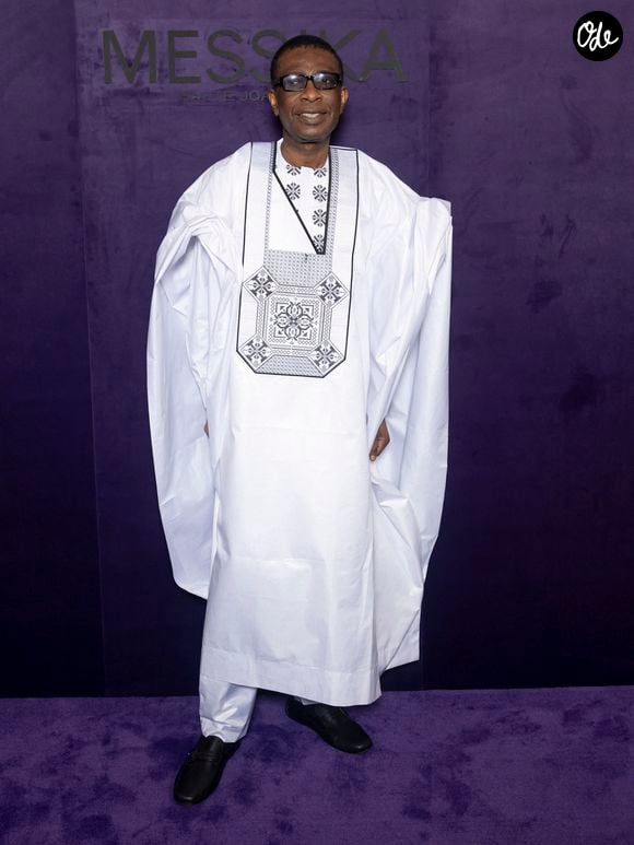 Prévu à 20h30, le concert n’a débuté qu’à 21h54, après de longues files d’attente que les producteurs attribuent notamment à la présence de plus de 4 000 faux billets.

Youssou N’Dour au photocall du défilé Messika Collection Femme Prêt-à-Porter Printemps/Eté 2026 lors de la Fashion Week de Paris (PFW), au Musée des Arts décoratifs, à Paris, France, le 13 octobre 2025. © Olivier Borde/Bestimage