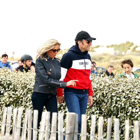 En février dernier, on apprenait qu'Emmanuel Macron et son épouse avaient décidé de vendre l'un de leur bien immobilier. 

Le président de la république Emmanuel Macron et la première dame Brigitte Macron s'offrent une promenade sur la plage du Touquet la veille du 2 ème tour des élections présidentielles 
© Dominique Jacovides / Bestimage