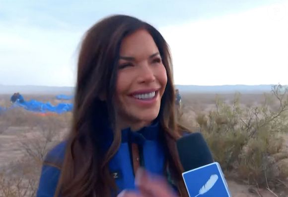 Los Angeles, CA - Katy Perry, Lauren Sánchez et Gayle King sont de retour sur la terre ferme après leur voyage dans l'espace avec Blue Origin. À leur retour, Katy Perry a montré la marguerite qu'elle avait emportée avec elle avant d'embrasser le sol, tandis que Gayle King et Gayle Sánchez ont réfléchi à leur voyage et aux critiques dont il a fait l'objet. Après l'expédition aller-retour de 11 minutes du Blue Shephard à la frontière de l'espace le lundi 14 avril, le premier équipage de vol entièrement féminin de Blue Origin - qui comprenait également la spécialiste des fusées Aisha Bowe, la chercheuse en bioastronautique Amanda Nguyen et la productrice de films Kerianne Flynn - s'est entretenu avec les journalistes lors d'une conférence de presse sur leur expérience peu de temps après leur retour à bord du vol NS-31. Interrogée sur les critiques concernant le vol - que l'actrice Olivia Munn a exprimées au début du mois dans l'émission Today With Jenna and Friends - Mme King a déclaré qu'à ses yeux, "tous ceux qui critiquent le vol NS-31 ont raison" : "Tous ceux qui critiquent ce vol ne comprennent pas vraiment ce qui se passe ici. Nous pouvons toutes parler de la réaction des jeunes femmes et des jeunes filles à ce que cela représente". Mme Sánchez, la fiancée du fondateur de Blue Origin, Jeff Bezos, qui était sur place pour accueillir l'équipage, a ensuite ajouté ses réflexions : "Je suis très enthousiaste. J'aimerais qu'ils viennent à Blue Origin et qu'ils voient les milliers d'employés qui ne se contentent pas de travailler ici, mais qui s'investissent corps et âme dans ce véhicule. Ils aiment leur travail et leur mission, et c'est une grande affaire pour eux. Lorsque nous entendons des commentaires de ce genre, je leur dis simplement de me faire confiance. Venez avec moi. Je vais vous montrer de quoi il s'agit, et c'est, c'est vraiment révélateur". Lors de la conférence de presse, les téléspectateurs ont également pu voir un extrait du groupe pendant qu'ils étaient dans l'espace, où l'on voit Mme Perry apporter une petite marguerite avec elle, un gentil clin d'œil à sa fille. Lors de leur retour sur Terre, Perry a également chanté quelques mesures de What a Wonderful World et, au cours de la conférence de presse, elle a déclaré qu'elle n'était "pas sûre" de vouloir chanter, mais qu'elle s'est "laissée convaincre". "C'était tellement beau", a ajouté M. King, qui a déclaré que la chanson était le choix parfait. La mission a décollé du site de lancement 1, à l'ouest du Texas, le lundi 14 avril, marquant à la fois la 11e mission du programme New Shepard de Blue Origin et la 31e de son histoire. L'équipage est également le premier équipage entièrement féminin depuis 1963, date à laquelle la cosmonaute soviétique Valentina Tereshkova a volé en solo.