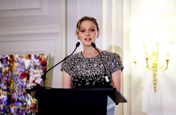 Présidente de la Fédération Monégasque de Rugby, Charlene a rappelé son engagement en faveur des sportifs.

La princesse Charlène de Monaco lors de la soirée de gala Provale Solidarité à l'hôtel Four Seasons Hôtel, George V à Paris le 13 mars 2026. © Dominique Jacovides / Bestimage