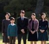 Le prince japonais Akishino pose avec son épouse la princesse Kiko et leurs enfants, la princesse Mako, la princesse Kako et le prince Hisahito à leur résidence à Tokyo le 30 novembre 2018. Photo : Imperial Household Agency of Japan via Bestimage
