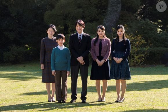 Le prince japonais Akishino pose avec son épouse la princesse Kiko et leurs enfants, la princesse Mako, la princesse Kako et le prince Hisahito à leur résidence à Tokyo le 30 novembre 2018. Photo : Imperial Household Agency of Japan via Bestimage