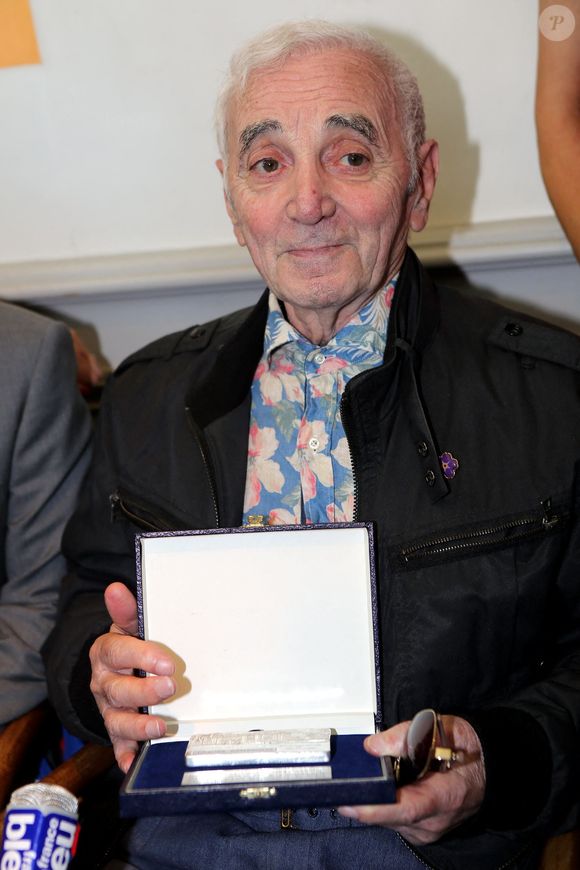 Lancement de la Quinzaine Arménienne et inauguration de "L'Olivier du Centenaire du génocide arménien" symbole de Paix, d'Espérance et de Longévité par Charles Aznavour, Lionel Royer-Perreaut (maire des 9e et 10e arrondissements de Marseille) et Richard Findykian (adjoint au maire), dans le Parc de la mairie Maison Blanche à Marseille, le 4 juin 2015.
Bestimage