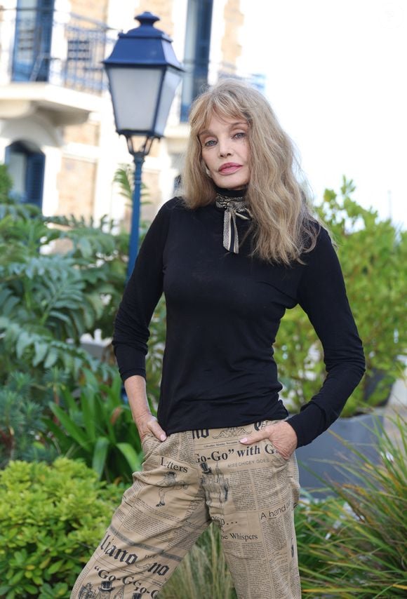 Arielle Dombasle lors de la soirée d'ouverture de la 35ème édition du ''Dinard Festival du Film Britannique & Irlandais'' à Dinard, France, le 3 octobre 2024. © Denis Guignebourg/BestImage