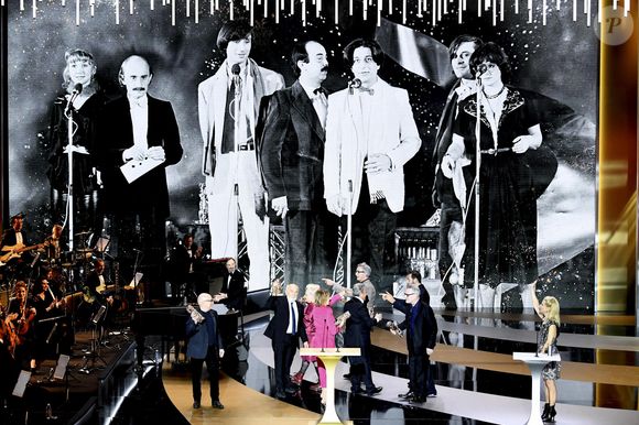 César d'anniversaire pour le Splendid  : Michel Blanc, Josiane Balasko, Thierry Lhermitte, Jonathan Cohen, Christian Clavier, Marie-Anne Chazel, Gérard Jugnot, Marina Foïs, maitresse de cérémonie sur scène lors de la 46ème cérémonie des César à l'Olympia à Paris le 12 mars 2021. ©  Bertrand Guay/ Pool / Bestimage