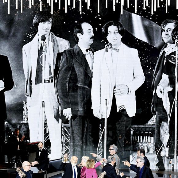 César d'anniversaire pour le Splendid  : Michel Blanc, Josiane Balasko, Thierry Lhermitte, Jonathan Cohen, Christian Clavier, Marie-Anne Chazel, Gérard Jugnot, Marina Foïs, maitresse de cérémonie sur scène lors de la 46ème cérémonie des César à l'Olympia à Paris le 12 mars 2021. ©  Bertrand Guay/ Pool / Bestimage