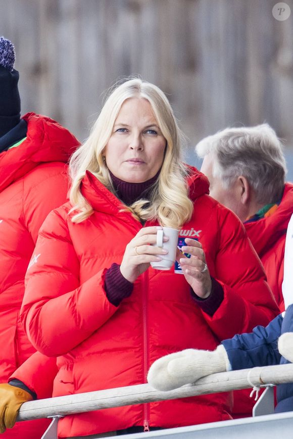 La princesse Mette-Marit de Norvège au relais féminin de ski de fond lors des Championnats du monde de ski nordique à Trondheim, le 7 mars 2025. ©Dana Press / Bestimage