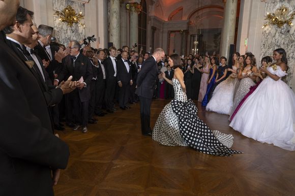 Exclusif - Carolina B. Lansing (robe Carolina Herrera) et son père Gerrity Livingston Lansing Jr  - Défilé au Bal 2025 des débutantes à l’hôtel Shangri-La Paris le 29 novembre 2025. Le Bal / Moreau / Borde / Bestimage