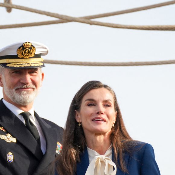 Selon "Hello", la famille royale séjournait dans la résidence estivale du roi Willem-Alexander et de la reine Maxima des Pays-Bas au Peloponnèse. 

Le roi Felipe VI et la reine Letizia d'Espagne président les adieux du « Juan Sebastián de Elcano » avec l'Infante Leonor comme aspirante à Cadix - 11 janvier 2025
Francisco J. Olmo / Europa Press