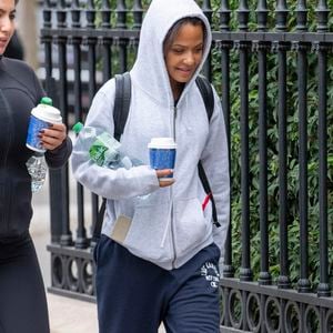 Christina Milian se balade dans les rues de Paris avec un café, le 3 octobre 2025.

©Bestimage