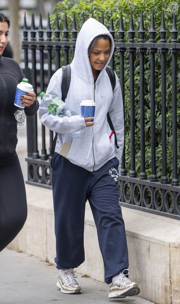 Christina Milian se balade dans les rues de Paris avec un café, le 3 octobre 2025.

©Bestimage