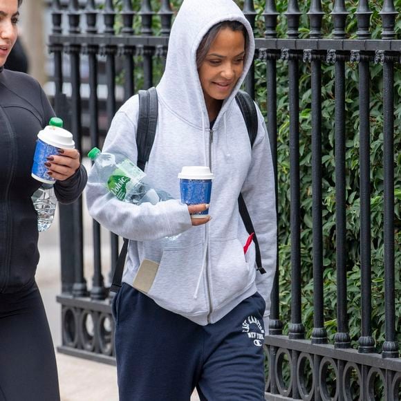 Christina Milian se balade dans les rues de Paris avec un café, le 3 octobre 2025.

©Bestimage