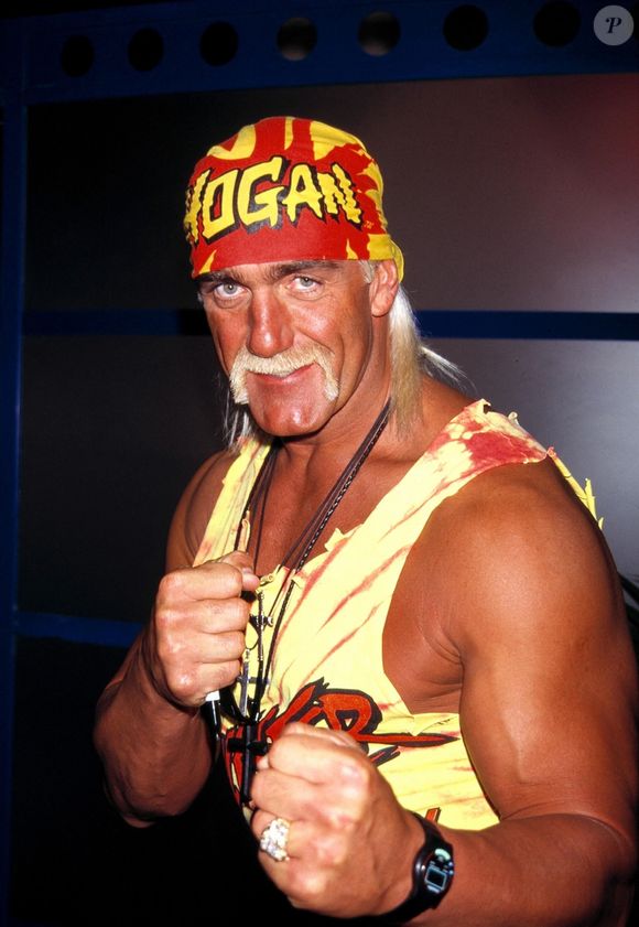 Il s’agit de Hulk Hogan, star planétaire du catch et icône des années 1980.

Hulk Hogan. Backgrid USA / Bestimage