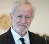 Il se passe volontiers d'éléments pourtant considérés comme indispensables, allant jusqu'à refuser de posséder une table de chevet.  

Francis Huster - Festival Les Hérault du Cinéma et de la Télévision 2026 au Cap d'Agde le 21 juin2026.

© Anne-Sohie Guebey / Bestimage