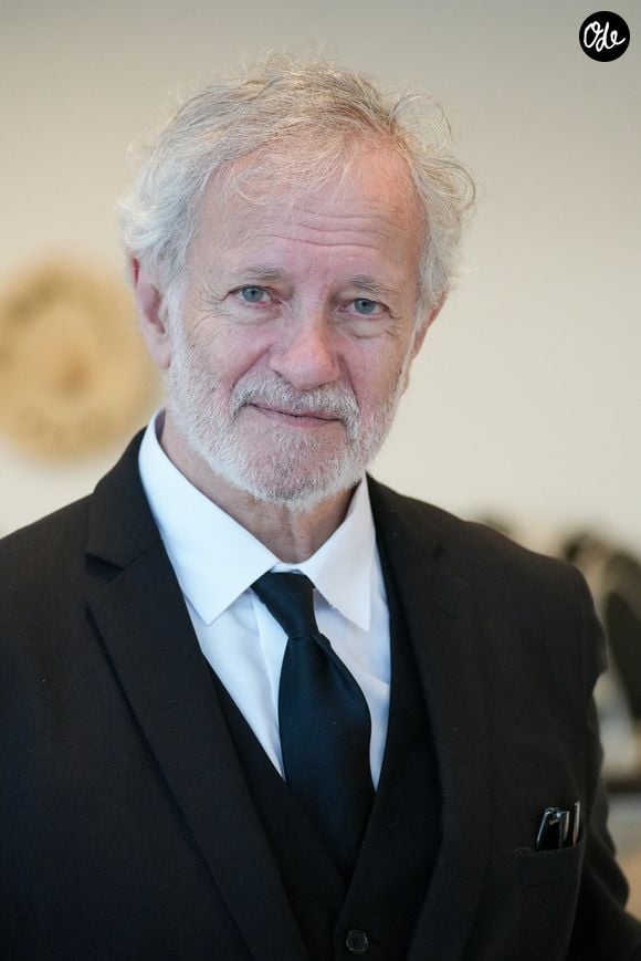 Il se passe volontiers d'éléments pourtant considérés comme indispensables, allant jusqu'à refuser de posséder une table de chevet.  

Francis Huster - Festival Les Hérault du Cinéma et de la Télévision 2026 au Cap d'Agde le 21 juin2026.

© Anne-Sohie Guebey / Bestimage