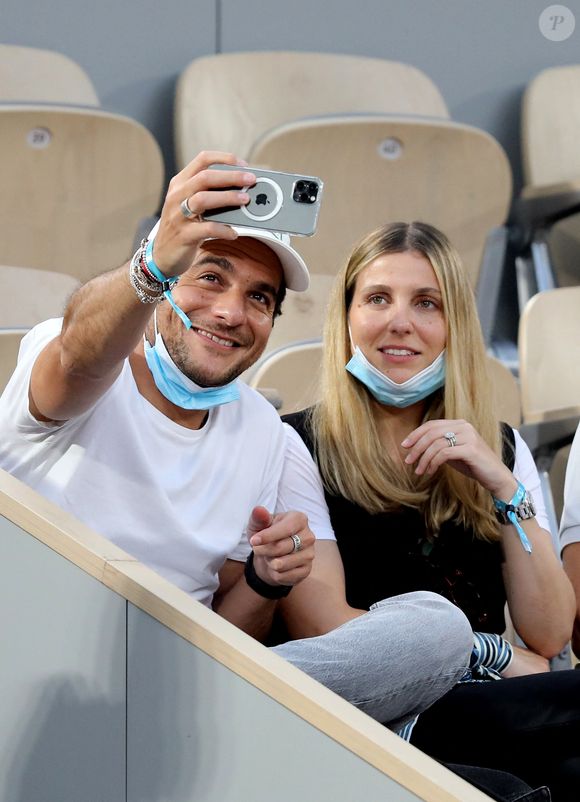 Amir Haddad et sa femme Lital - People dans les tribunes des Internationaux de France de Tennis de Roland Garros à Paris. Le 9 juin 2021. © Dominique Jacovides / Bestimage