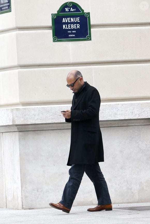 Exclusif - Thomas Fabius, au téléphone, se promène dans les rues de Paris. Le 24 octobre 2014