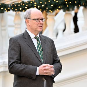 Le prince Albert II a aussi fait envoyer une composition florale malgré son absence aux obsèques.

Le prince Albert II de Monaco, la princesse Charlene et leurs enfants la princesse Gabriella et le prince héréditaire Jacques ont accueilli les enfants monégasque pour le traditionnel arbre de Noël du Palais à Monaco, le 17 décembre 2025. © Bruno Bebert/Bestimage