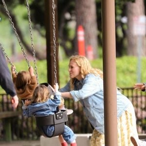L’acteur reconnaît encore sa fille et sa petite-fille Louetta et leur sourit.
Rumer Willis avec sa fille Louetta Isley Thomas Willis à Los Angeles. Photo par Backgrid USA / Bestimage
