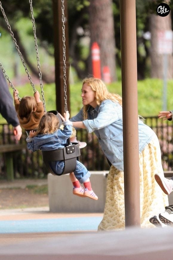 L’acteur reconnaît encore sa fille et sa petite-fille Louetta et leur sourit.

Rumer Willis avec sa fille Louetta Isley Thomas Willis à Los Angeles. Photo par Backgrid USA / Bestimage