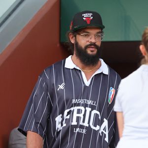 Sa carrière sportive d'élite laisse désormais place à un engagement profond pour ses racines.

Joakim Noah dans les tribunes lors des Internationaux de France de Tennis de Roland Garros 2026, le 28 mai 2026.

 © Jacovides-Moreau / Bestimage