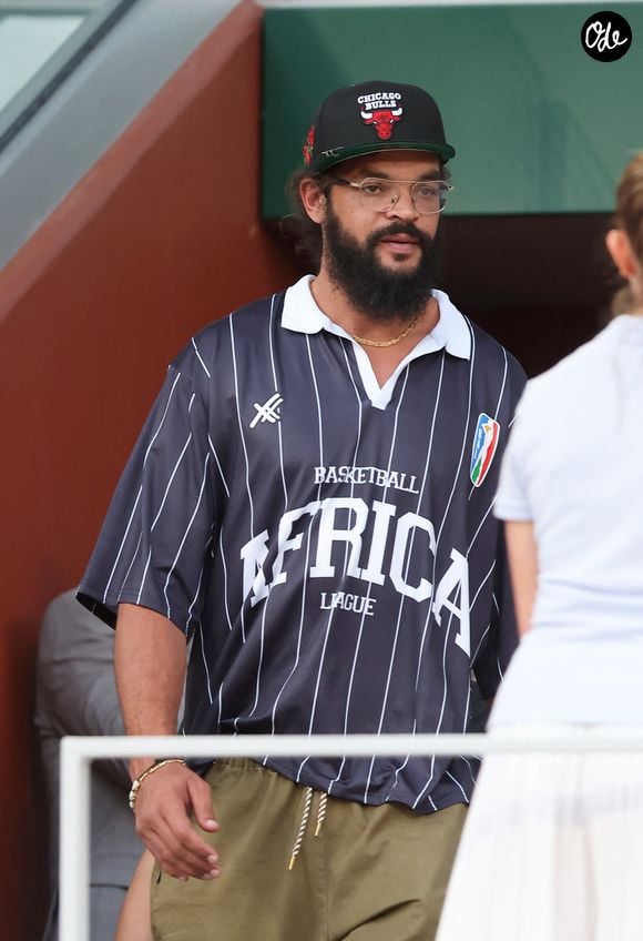 Sa carrière sportive d'élite laisse désormais place à un engagement profond pour ses racines.

Joakim Noah dans les tribunes lors des Internationaux de France de Tennis de Roland Garros 2026, le 28 mai 2026.

 © Jacovides-Moreau / Bestimage