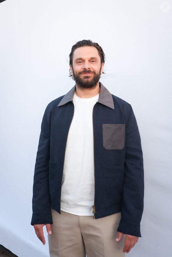 Exclusif - Pio Marmaï pose en backstage de l'émission "C à vous" lors du 79ème Festival International du Film de Cannes le 13 mai 2026. © Jack Tribeca/Bestimage