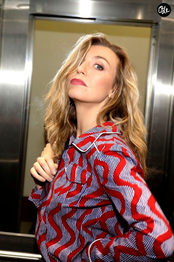 Si elle a retenu l'attention de la production, c'est notamment grâce à des publicités Leclerc dans lesquelles elle incarnait “une blonde débile qui faisait plein d'aventures”.

Exclusif - Séance photo avec Amélie Etasse à Paris le 11 mars 2020.
© Cédric Perrin / Bestimage