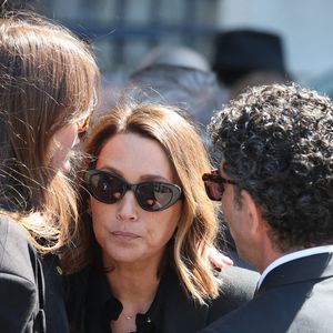 Laura Smet - Sorties des obsèques de Nathalie Baye en l'église Saint-Sulpice à Paris le 24 avril 2026. © Dominique Jacovides - Coadic Guirec / Bestimage