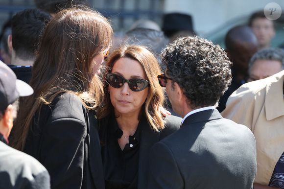 Laura Smet - Sorties des obsèques de Nathalie Baye en l'église Saint-Sulpice à Paris le 24 avril 2026. © Dominique Jacovides - Coadic Guirec / Bestimage