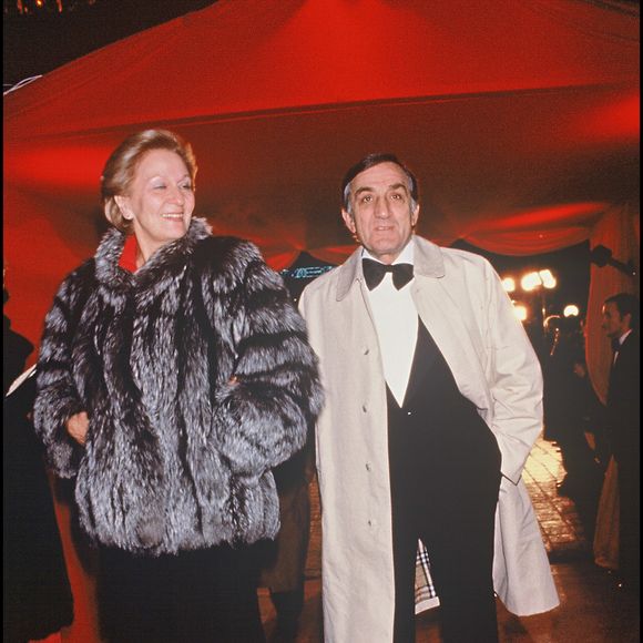 Outre sa carrière au cinéma, l'acteur italien a vécu de belles années aux côtés d'Odette, son épouse. 

Archives - Lino Ventura avec sa femme Odette Ventura © Agence/ Bestimage