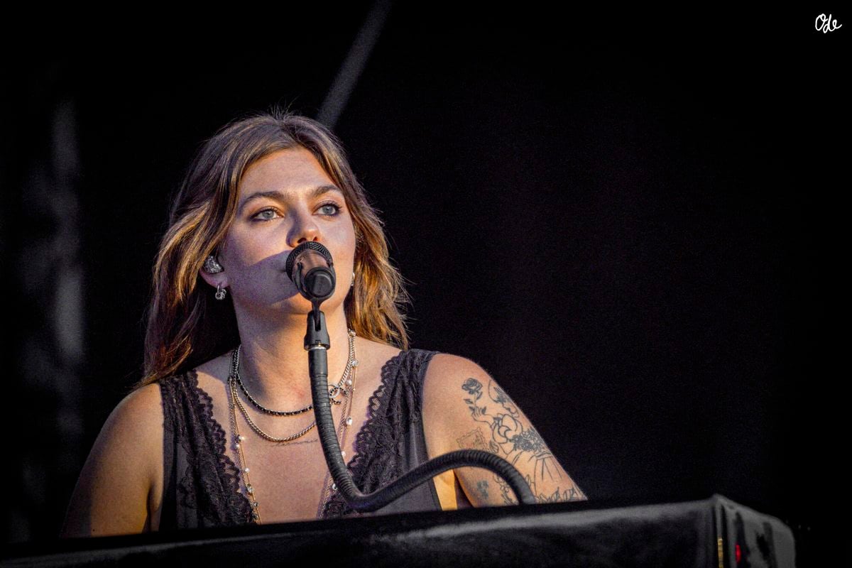 Photo : Louane se produit sur la scène du festival "Printemps de Pérouges"  au château de Saint-Maurice-de-Rémens (01 - France) le 28/06/2026. ©  Sandrine Thesillat/Psnewz/Bestimage - Ode (Purepeople)