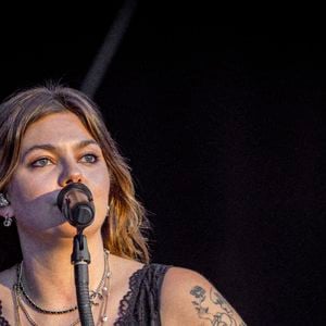 Louane se produit sur la scène du festival "Printemps de Pérouges" au château de Saint-Maurice-de-Rémens (01 - France) le 28/06/2026. © Sandrine Thesillat/Psnewz/Bestimage