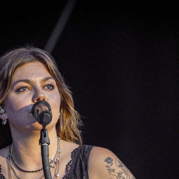 Louane se produit sur la scène du festival "Printemps de Pérouges" au château de Saint-Maurice-de-Rémens (01 - France) le 28/06/2026. © Sandrine Thesillat/Psnewz/Bestimage